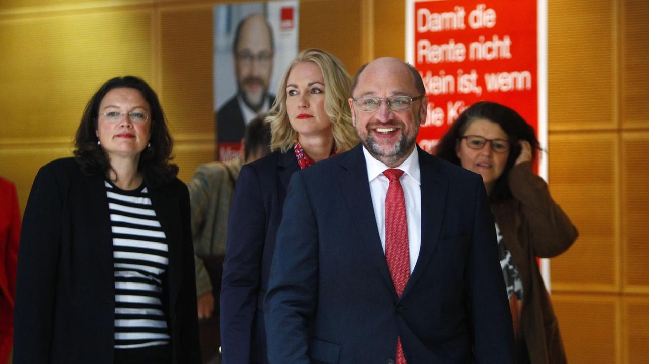SPD-Spitzenpolitiker vor einem Statement am Morgen nach der Wahl