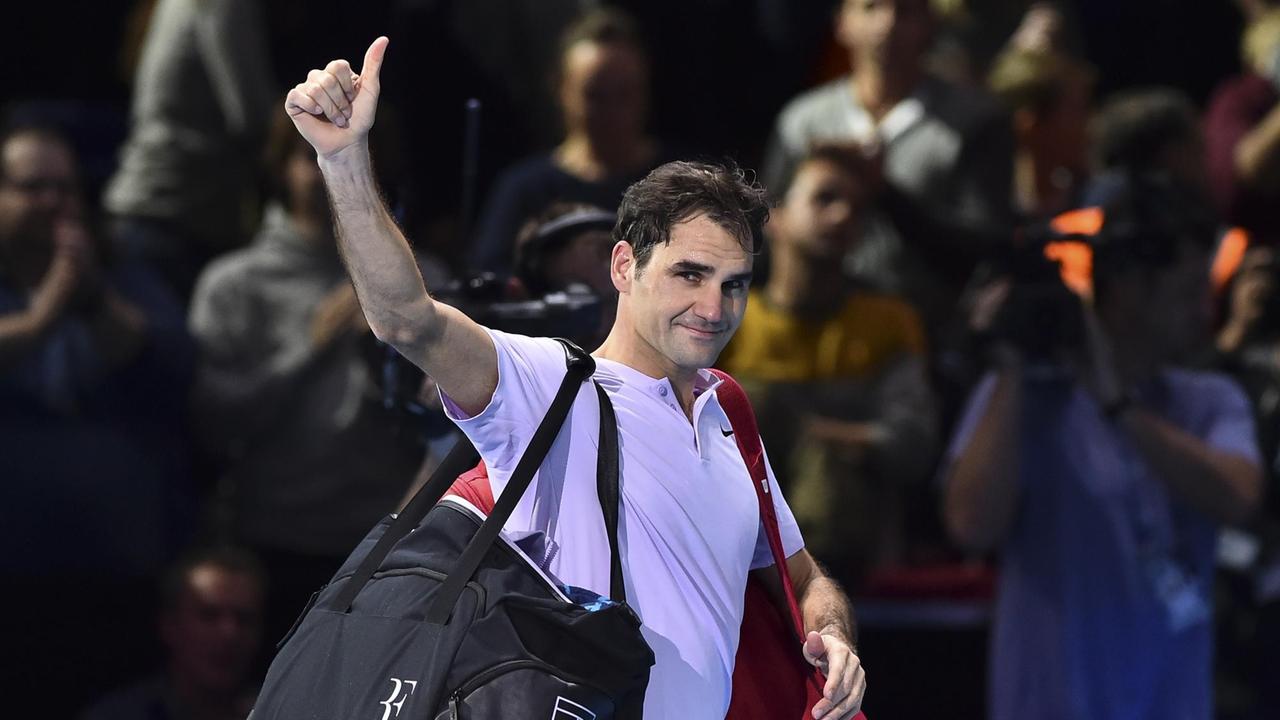Der Schweizer Tennisprofi Roger Federer winkt nach verlorenem ATP-Halbfinalspiel in London in die Menge.