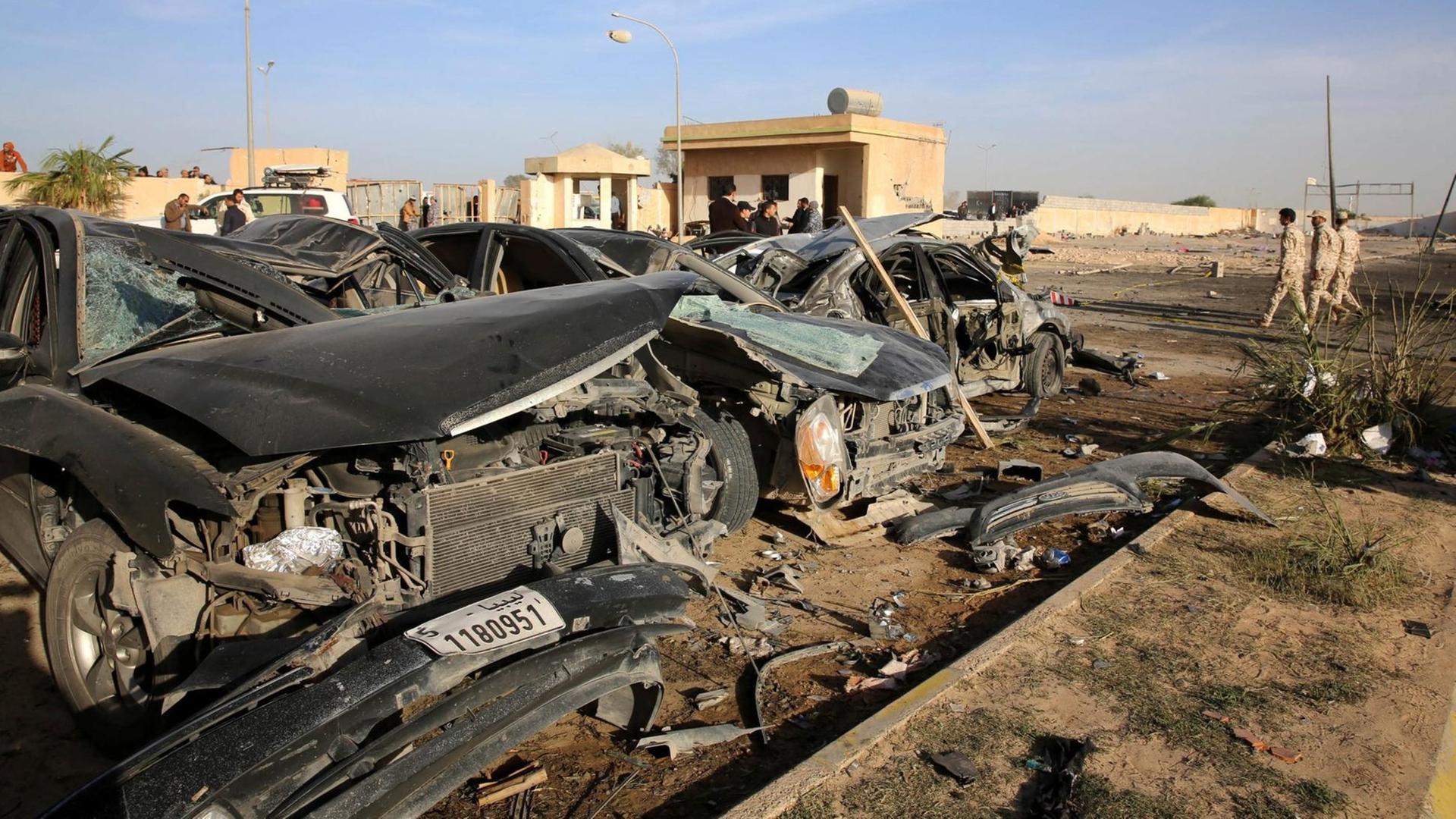 Mehr als 70 Leute sind nach einem Bombenanschlag auf eine Polizeistation in Zliten im Nordwesten Libyens getötet worden.
