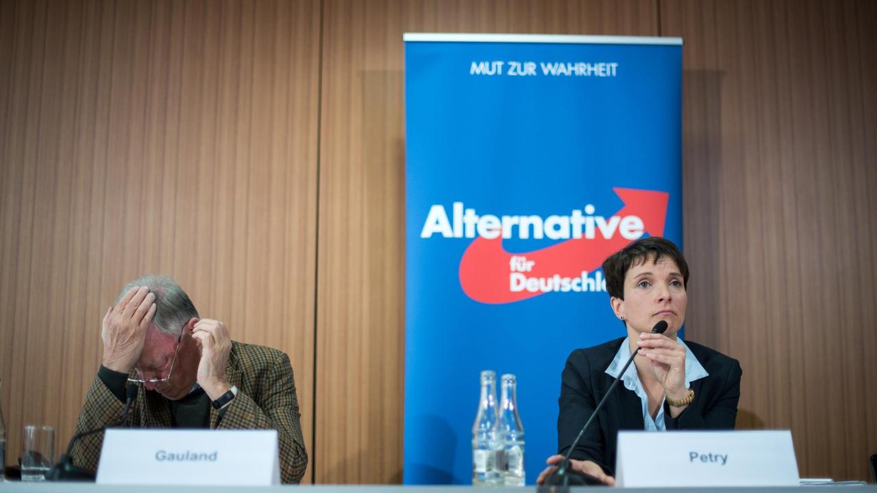 Frauke Petry (r), Bundesvorsitzende der Partei Alternative für Deutschland (AfD), und Alexander Gauland, stellvertretender Sprecher des Bundesvorstands der Partei sitzen nebeneinander an einem Tisch, Gauland schaut zur Seite.