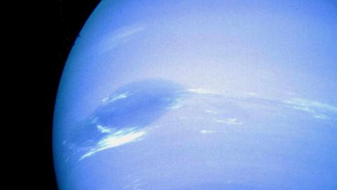 Das von der NASA-Raumsonde Voyager 2 am 21.8.2001 gemachte Foto zeigt den Planeten Neptun. Deutlich zu sehen sind in der Atmosphäre aus (farblosem) Wasserstoff und Helium sowie kleinen Mengen (blauem) Methan, die hellen Flecken.