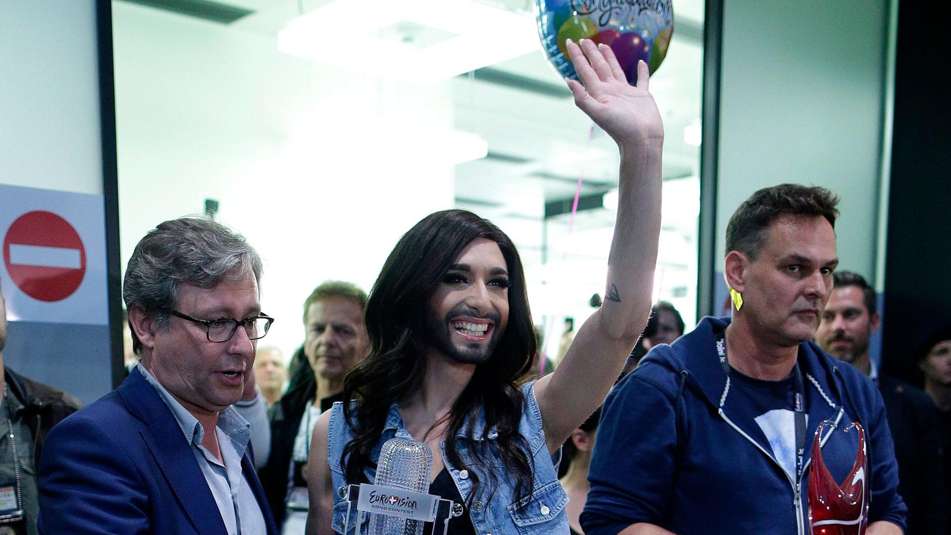 ORF-Chef Alexander Wrabetz begrüßt Conchita Wurst und ihren Manager Rene Berto nach ihrem Sieg beim Eurovision Song Contest 2014 ORF-Chef Alexander Wrabetz begrüßt Conchita Wurst und ihren Manager Rene Berto nach ihrem Sieg beim Eurovision Song Contest 2014