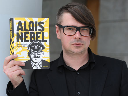 Der tschechische Schriftsteller Jaroslav Rudis posiert am Donnerstag (15.03.2012) in Leipzig auf der Leipziger Buchmesse mit seinem Buch "Alois Nebel" aus dem Luchterhand Literaturverlag.