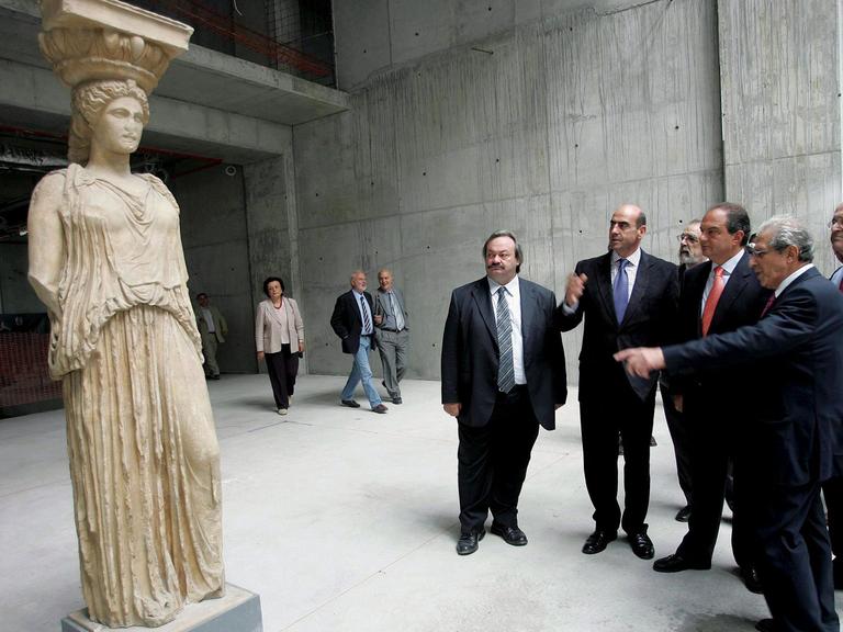 Griechenlands Ex-Premierminister Kostas Karamanlis (2.v.r.) im Akropolismuseum in Athen (Archiv)