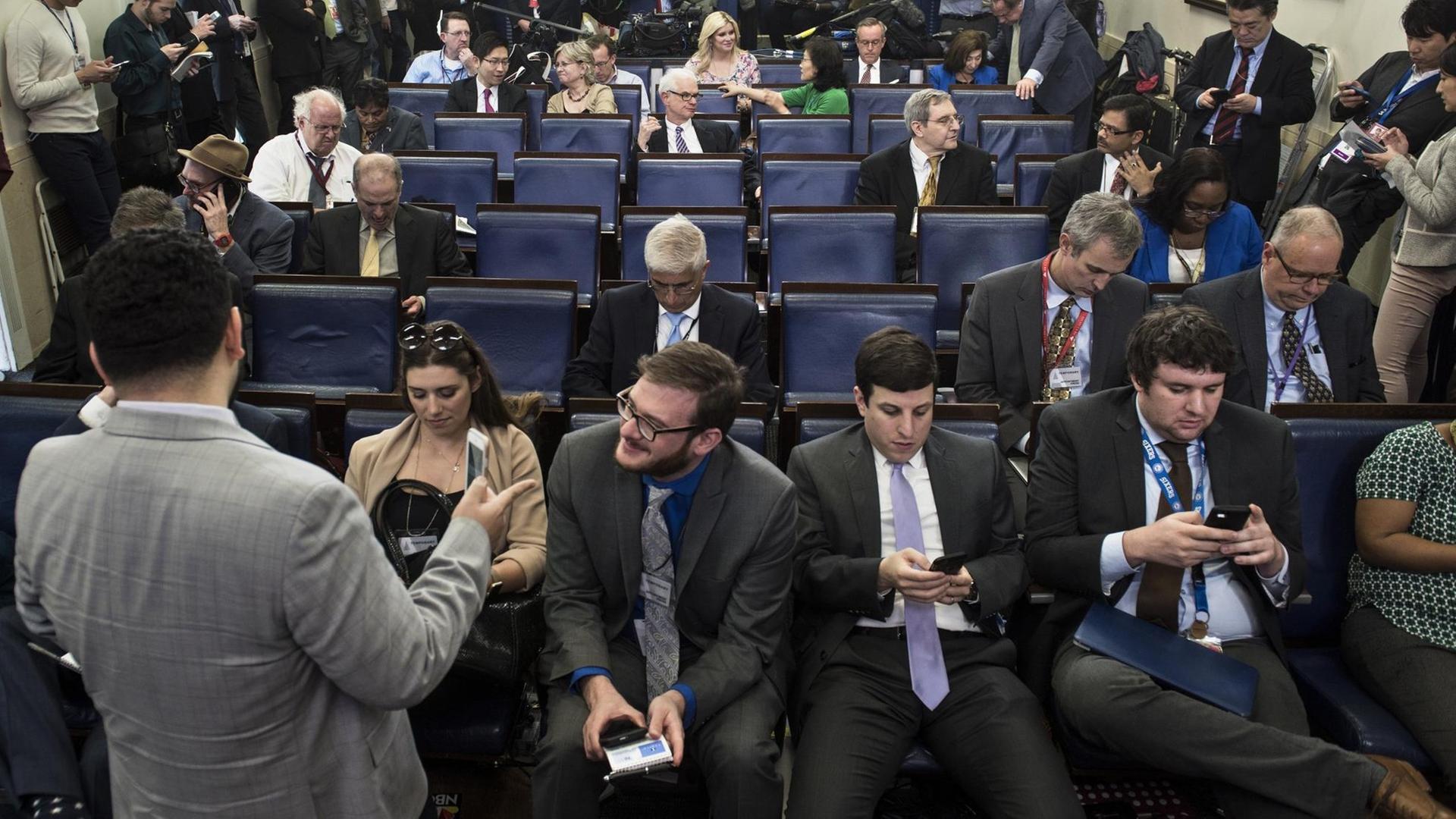 Reporter warten auf Zugang zu einem informellen Gespräch mit dem Sprecher des Weißen Hauses, Sean Spicer.