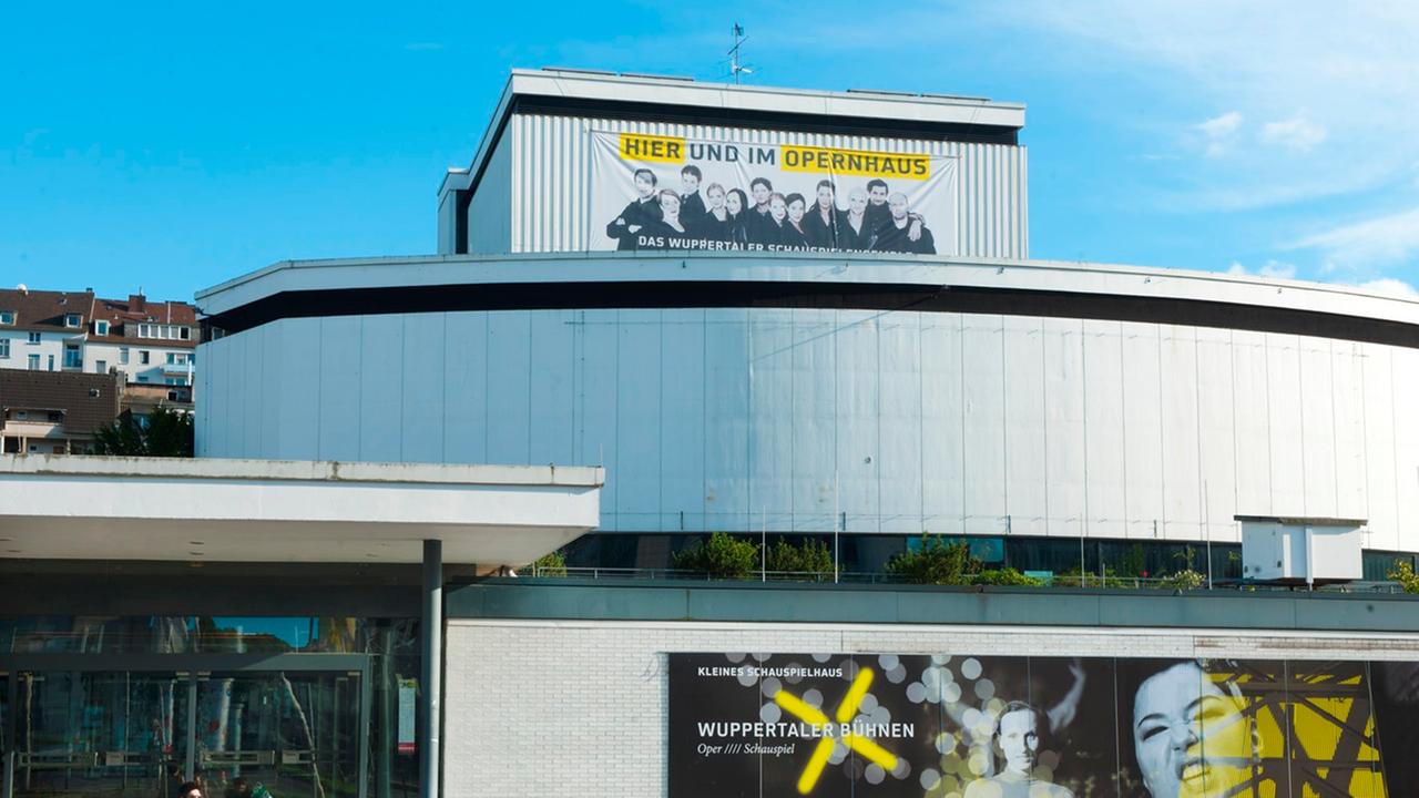 Deutschland, Nordrhein-Westfalen, Wuppertal-Elberfeld, Schauspielhaus, entworfen vom Architekten Gerhard Graubner entworfen und in den Jahren 1964/66 erbaut. Es ist die feste Spielstätte der Wuppertaler Bühnen und des Tanztheaters Wuppertal von Pina Bausc Deutschland, Nordrhein-Westfalen, Wuppertal-Elberfeld, Schauspielhaus, entworfen vom Architekten Gerhard Graubner entworfen und in den Jahren 1964/66 erbaut. Es ist die feste Spielstätte der Wuppertaler Bühnen und des Tanztheaters Wuppertal von Pina Bausc
