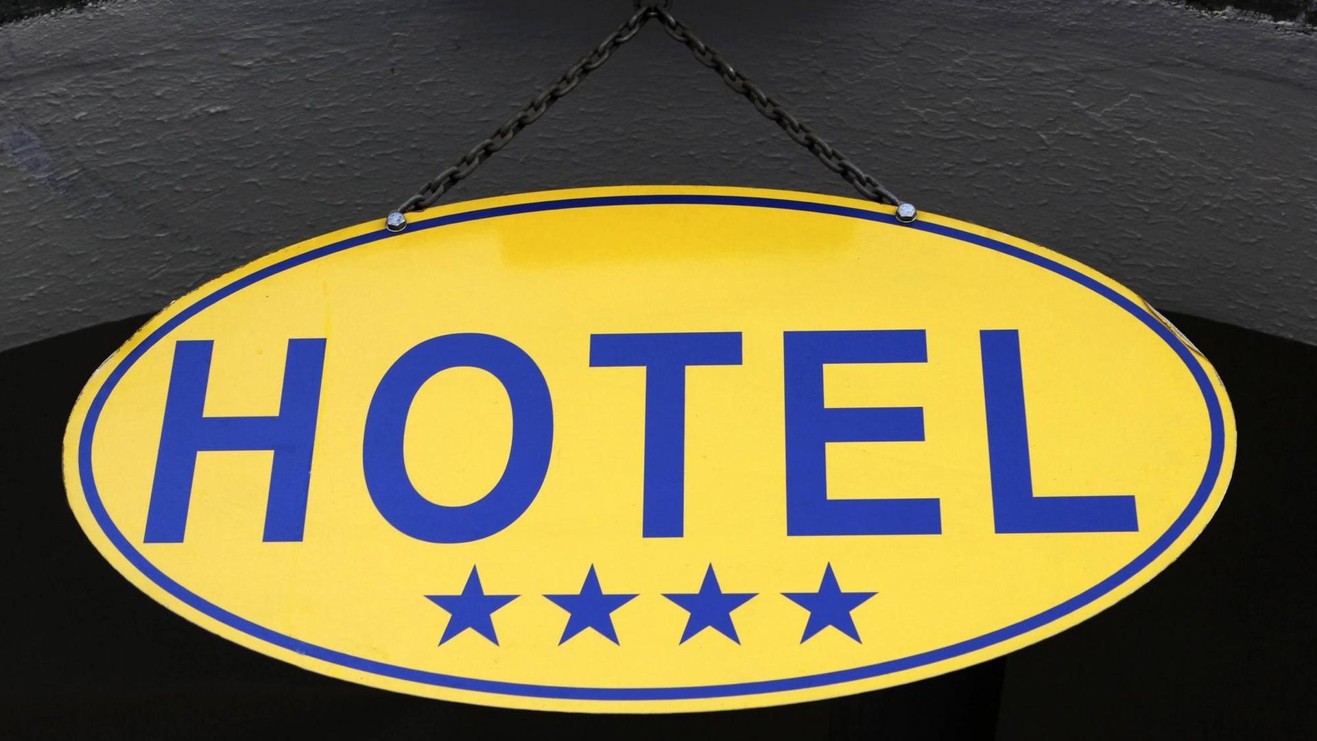 Symbolbild, die Plakette eines Hotels mit vier Sternen.