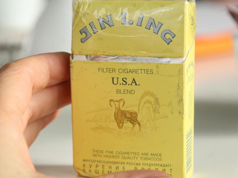 Ein Päckchen illegal produzierter und geschmuggelter Zigaretten der Marke Jin Ling