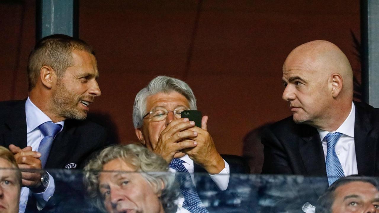 UEFA-Präsident Aleksander Ceferin und FIFA-Präsident Gianni Infantino sitzen auf einer Stadiontribüne