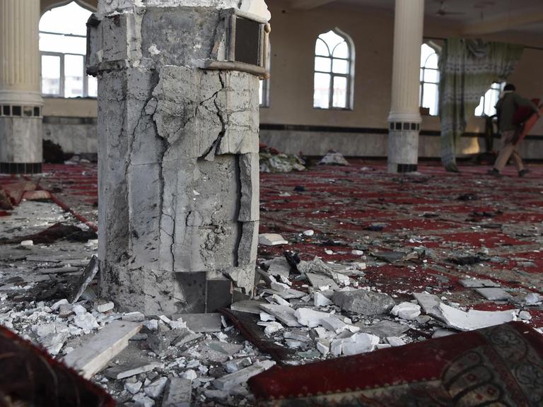 Nach dem Selbstmordanschlag auf eine schiitische Moschee in Kabul sind die Zerstörungen in dem Gebäude zu sehen.