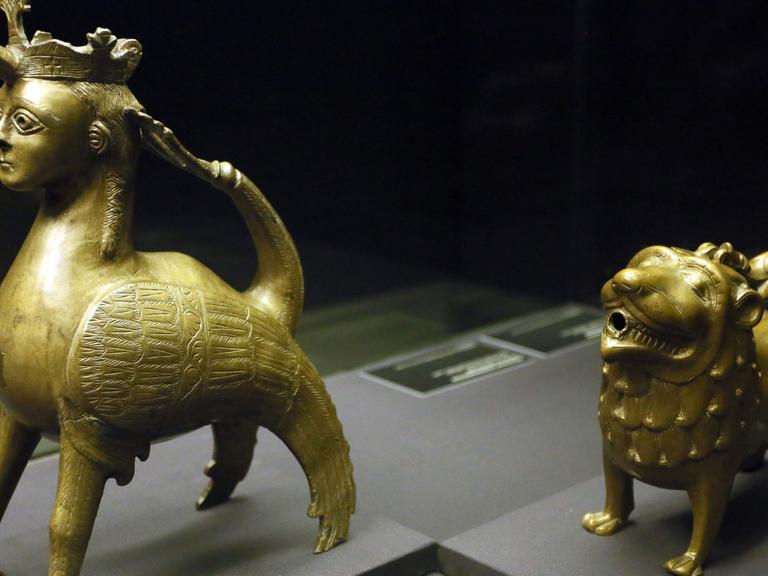 Ein Sirenen-Aquamanile (um 1230) und ein Löwen-Aquamanile im Bode-Museum in Berlin