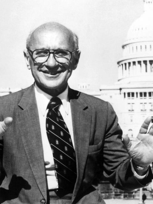 Der Ökonom Milton Friedman im Jahr1980 fotografiert vor dem Kapitol in Washington.