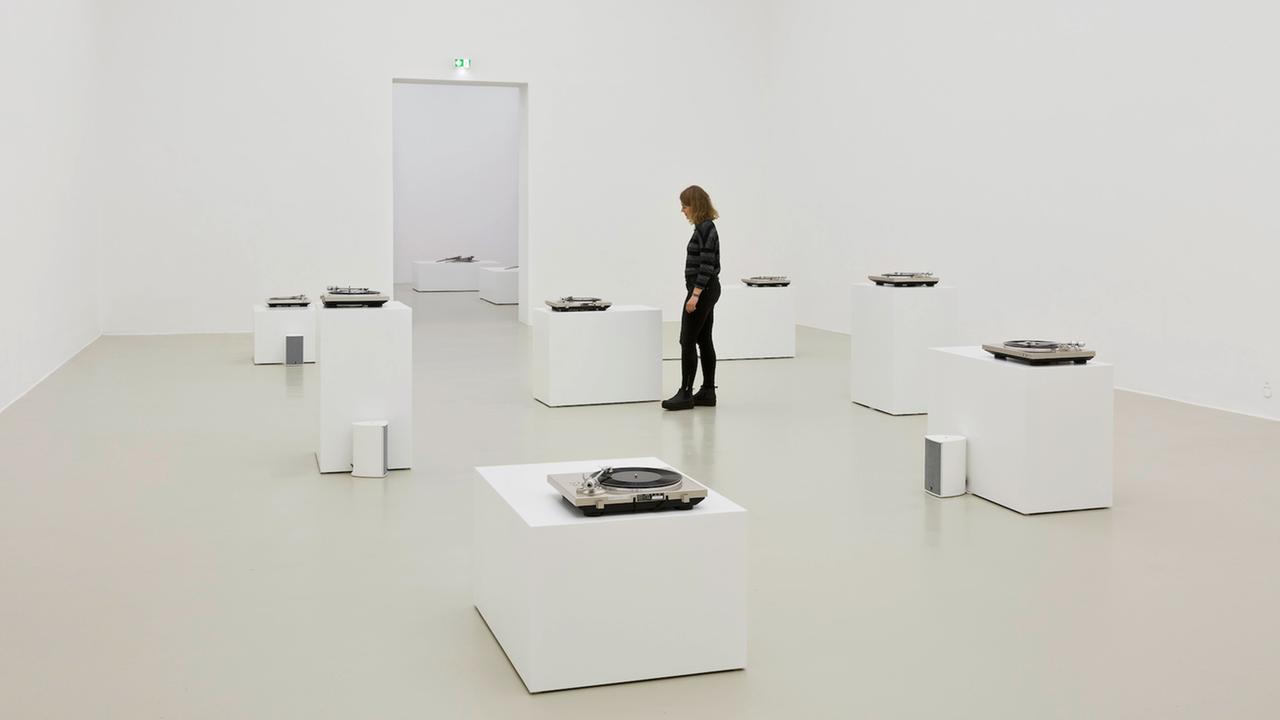 Susan Philipsz "Seven Tears", 2016 (Courtesy Galerie Isabella Bortolozzi, Berlin, und Tanya Bonakdar Gallery, New York) - Ausstellungsansicht im Kunstverein Hannover