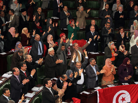 Parlamentarier klatschen im tunesischen Parlament in die Hände und reißen die Arme nach oben