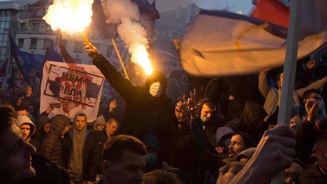 Menschenmenge während ein er Demonstration der Serbischen Radikalen Partei in Belgrad 2016 gegen die Nato.