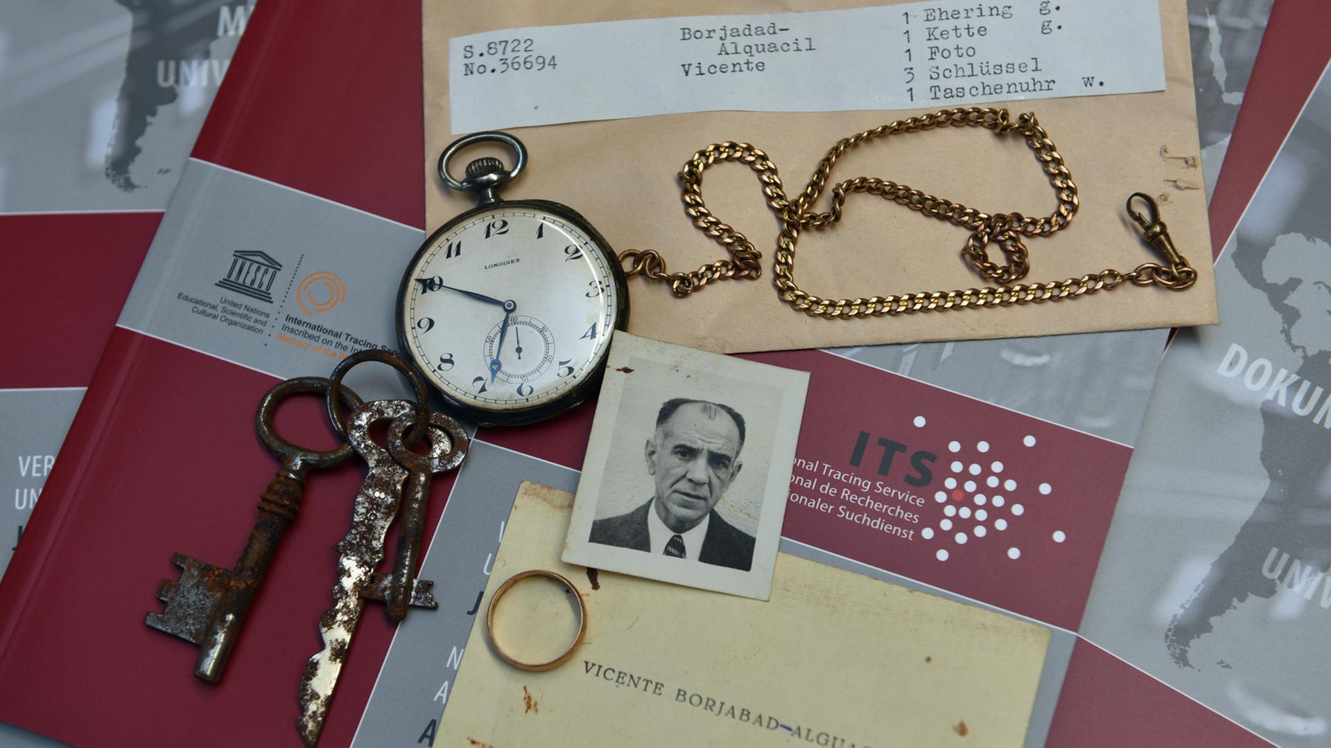 Die Effekten des Spaniers Vicente Borjadad-Alquacil liegen beim Internationalen Suchdienst in Bad Arolsen. Er war Lagerinsasse im Konzentrationslager Neuengamme. Millionen Dokumente und Gegenstände aus den Konzentrationslagern der Nazis lagern beim ITS. Die ersten 50.000 sind nun online abrufbar - damit wird die Suche für Angehörige von Nazi-Opfern erleichtert.