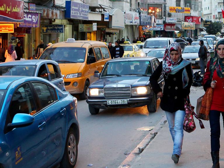 Palästinenserinnen gehen durch Ramallah.