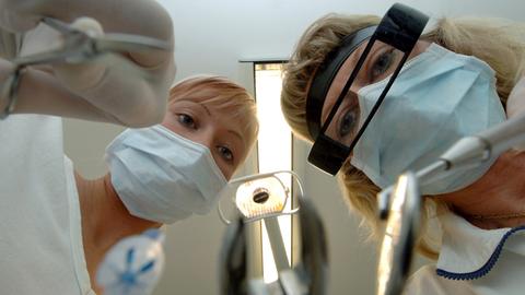 Zahnbehandlung aus der Sicht eines Patienten in einem Behandlungsraum eines Zahnarztes in Frankfurt (Oder), aufgenommen am 16.11.2005 (Illustrationsfoto zum Thema Zahnarzt) Foto: Patrick Pleul +++(c) dpa - Report+++