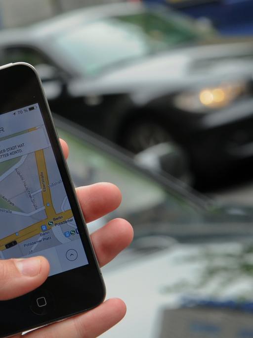 Auf einem Smartphone ist in Berlin die App des Fahrdienstvermittler «Uber» zu sehen.