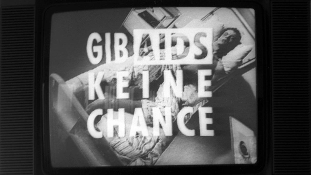 Eine schwarz-weiß Aufnahme von einem TV-Gerät mit der Kampagne "Gib Aids keine Chance" der Bundesregierung im Familienministerium in Bonn 1987.