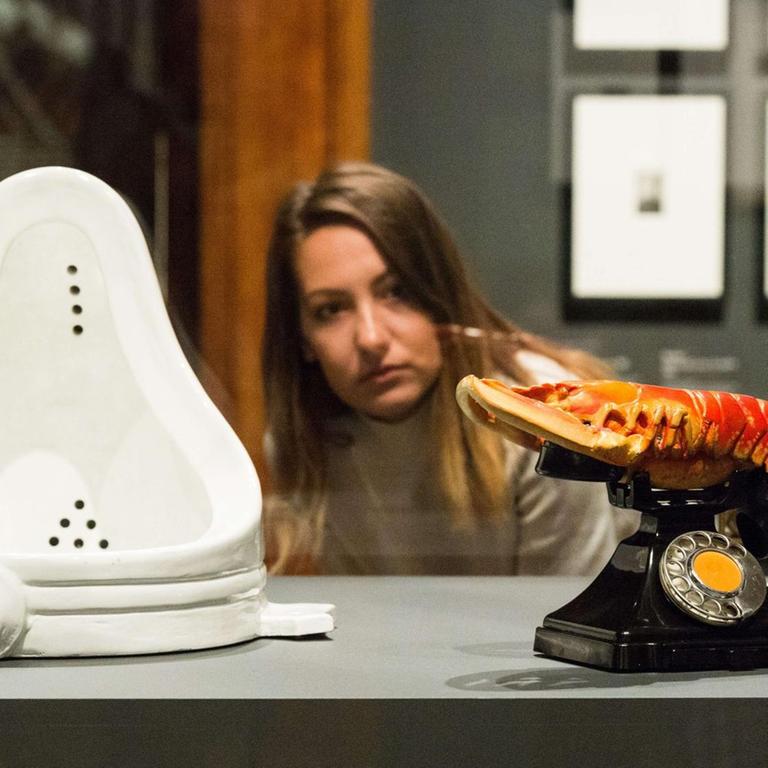 Links das Werk "Fountain" von Marcel Duchamp, rechts ein Werk namens "Hummer-Telefon" von Salvador Dalí