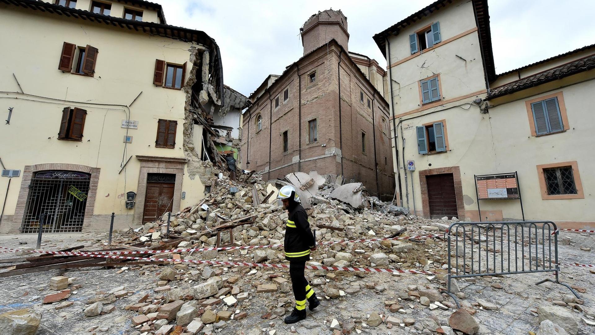 Der eingestürzte Kirchturm der Kirche "Santa Maria" in Camerino am 28. Oktober 2016