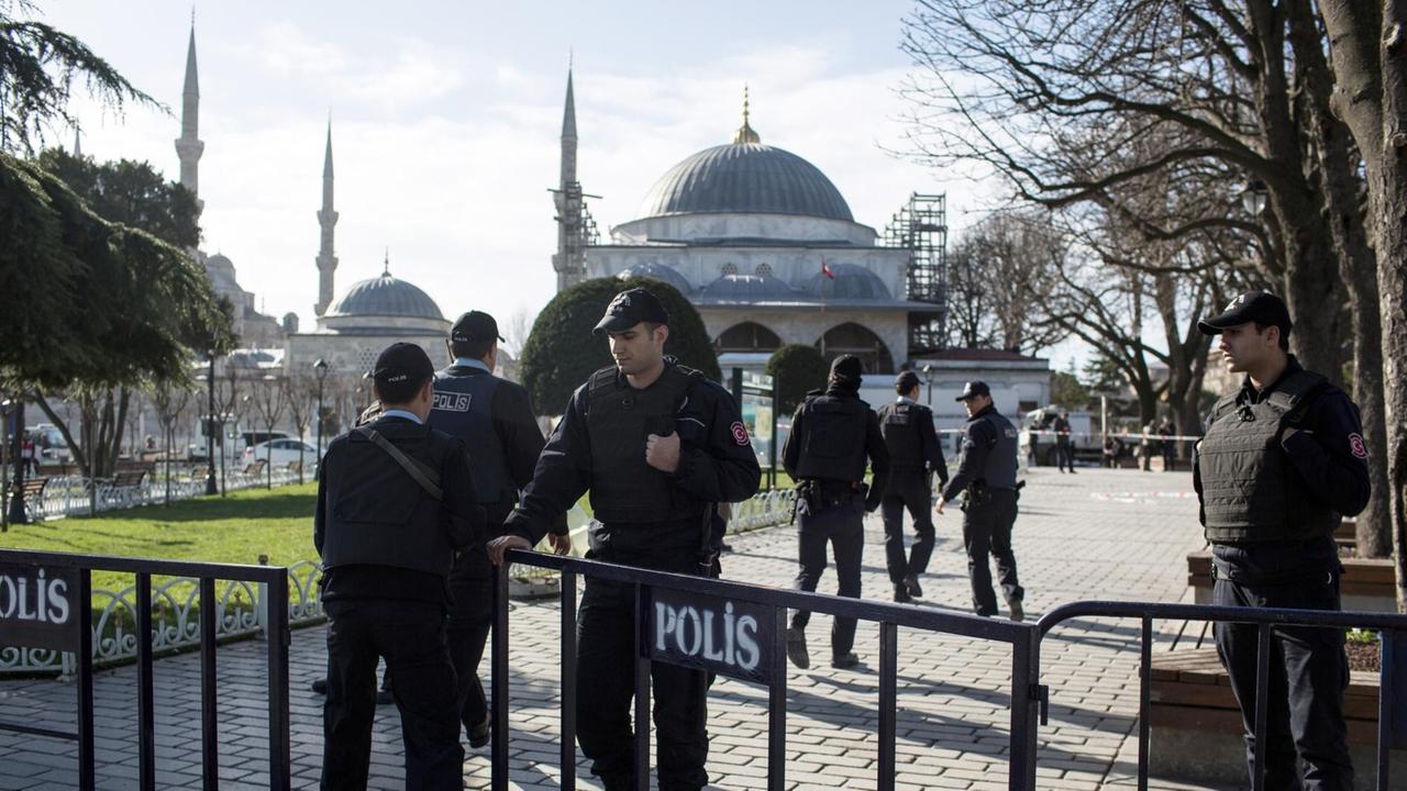 Sicherheitskräfte am Anschlagsort in Istanbul