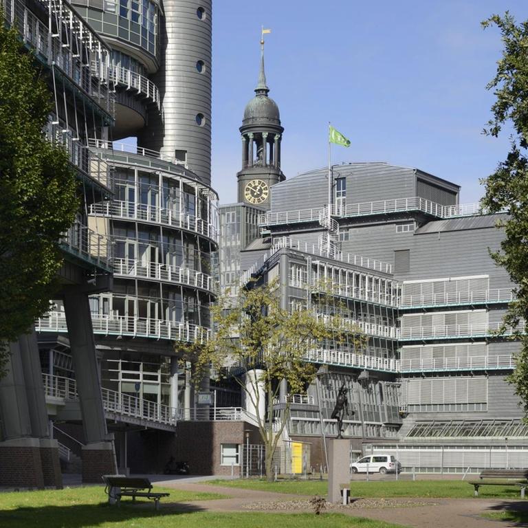 Blick auf das Verlagsgebäude von Gruner und Jahr am Baumwall in Hamburg