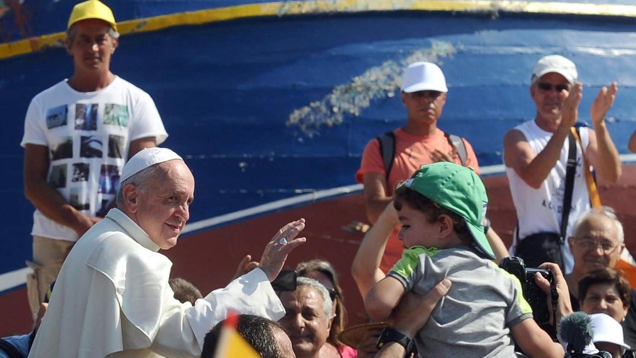epa03780379 Pope Francis (L) blesses faithfull during his visit in Lampedusa Island, south Italy, 08 July 2013. Pope Francis arrives in Lampedusa Island to pray for the migrants and to lay a wreath in the sea for the many hundreds who have died trying to 