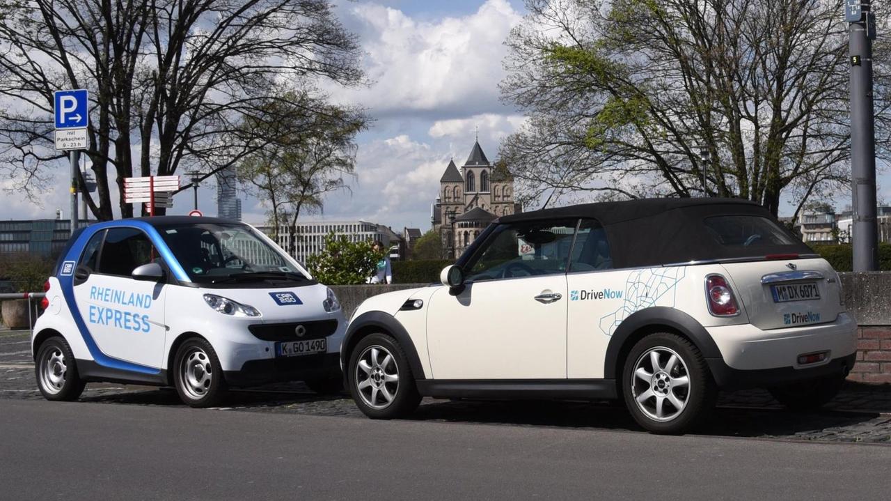 Fahrzeuge der Car Sharing Unternehmen Car2Go und DriveNow stehen in Köln auf einem gebührenpflichtigen Parkplatz.