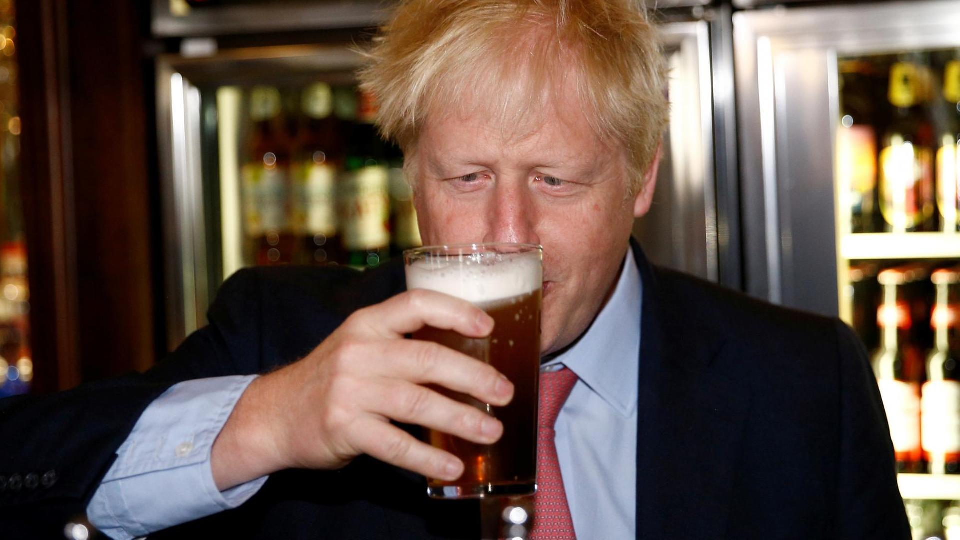 Boris Johnson trinkt ein Glas Bier in einem Londoner Pub.