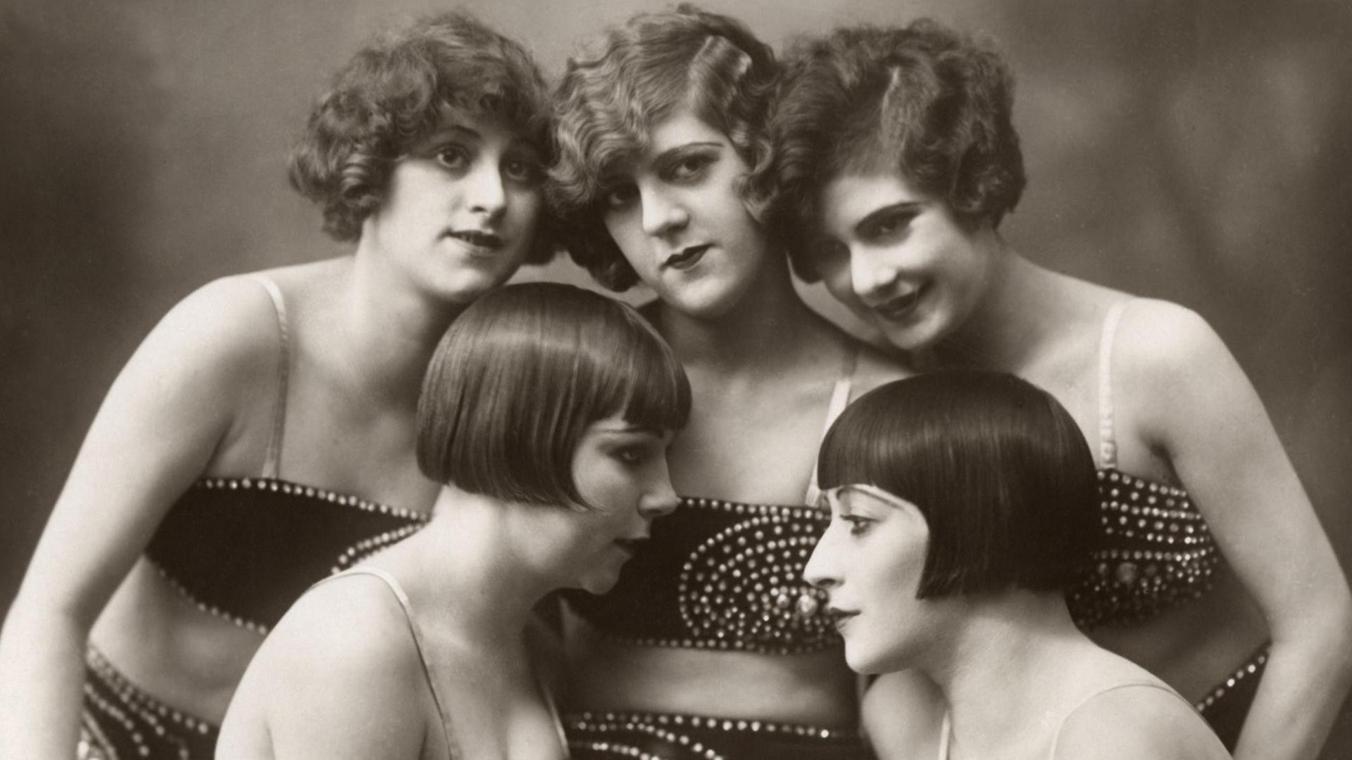 Tänzerinnen mit Bubikopf des Varieté “Luciano-Ballett”, ca. 1925.