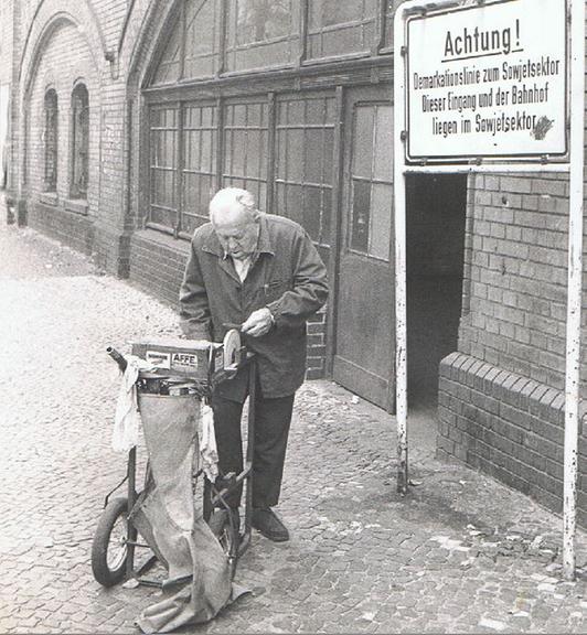 Der Scherenschleifer Erich Graf, im Jahr 1981 ist er 85 Jahre alt.