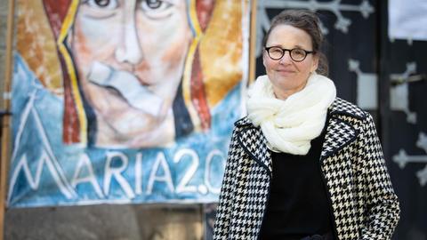 Lisa Kötter, Mitinitiatorin vom Kirchenstreik «Maria 2.0», steht vor einer bewalten Wand