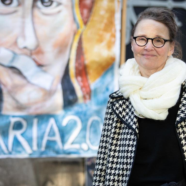 Lisa Kötter, Mitinitiatorin vom Kirchenstreik «Maria 2.0», steht vor einer bewalten Wand
