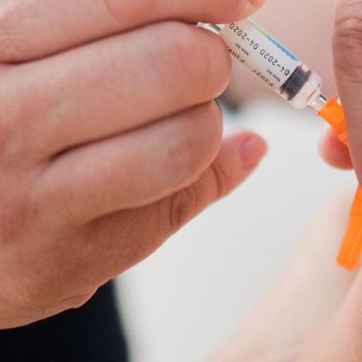 Niedersachsen, Hannover: Ein Kinderarzt impft ein Kind mit einem 6-fach-Kombinationsimpfstoff gegen Diphtherie, Tetanus (Wundstarrkrampf), Kinderlähmung (Polio), Keuchhusten (Pertussis), Haemophilus influenzae Typ b (Hib) und Hepatitis B.