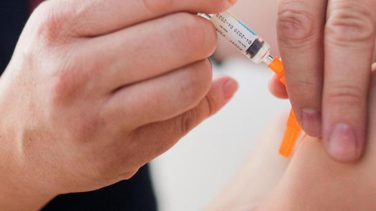 Niedersachsen, Hannover: Ein Kinderarzt impft ein Kind mit einem 6-fach-Kombinationsimpfstoff gegen Diphtherie, Tetanus (Wundstarrkrampf), Kinderlähmung (Polio), Keuchhusten (Pertussis), Haemophilus influenzae Typ b (Hib) und Hepatitis B.