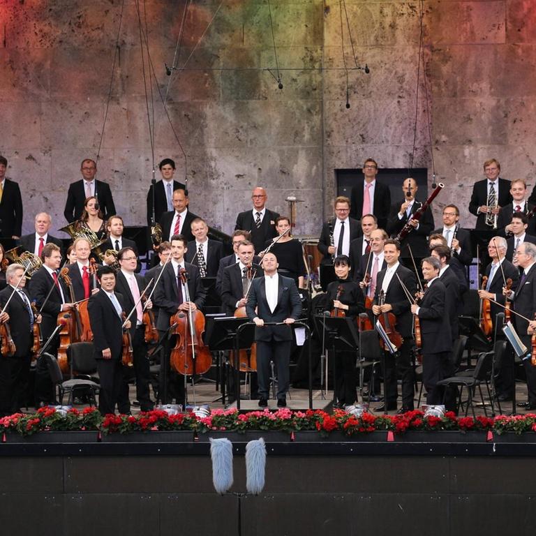 Die Berliner Philharmoniker mit dem Dirigenten Yannick Nzet inmitten des Orchesters in der Berliner Waldbühne 26.06.2016