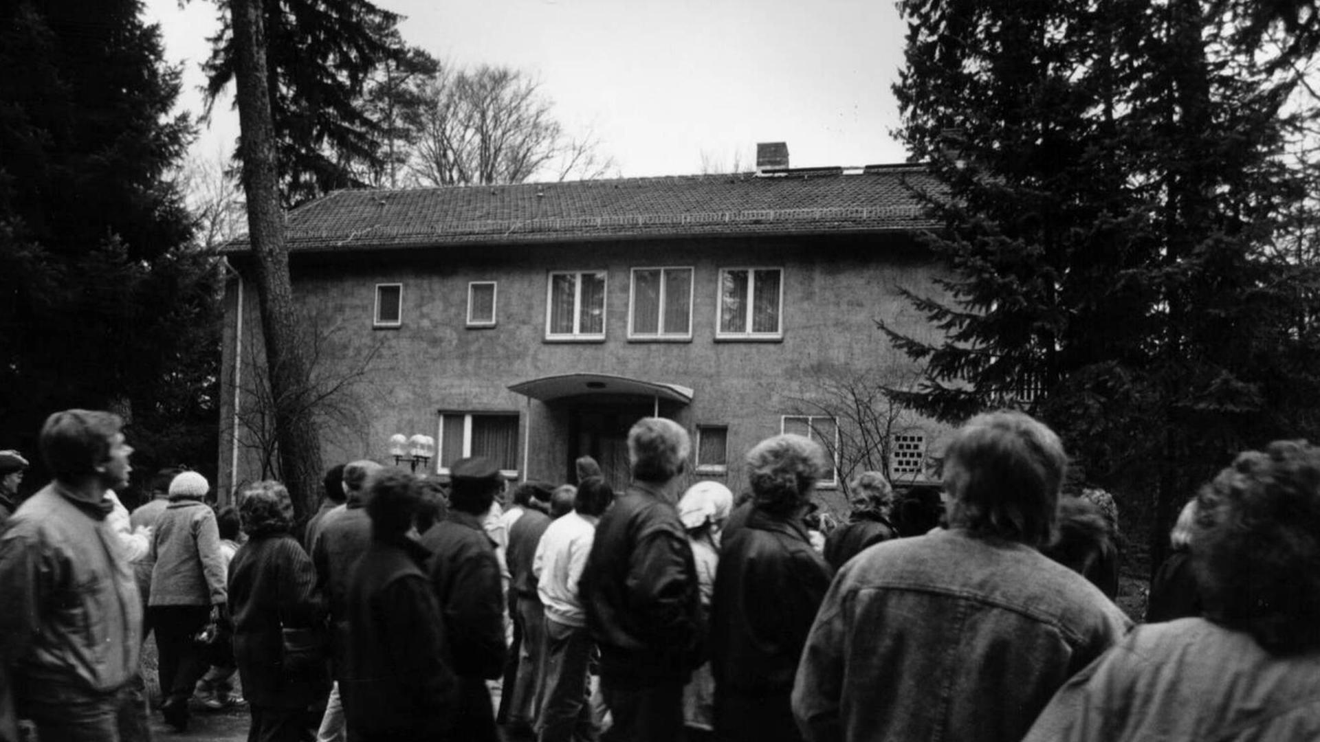 DDR-Bürger in der einstigen DDR-Funktionärssiedlung Wandlitz, hier vor dem Haus von Günter Mittag.
