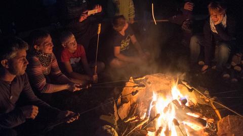 Stockbrot und Gitarre gehören zum Lagerfeuer