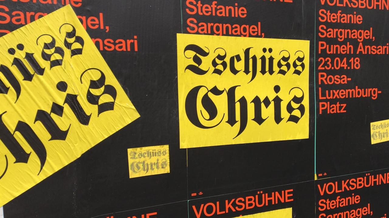 Plakate der Berliner Volksbühne, auf denen "Tschüss Chris"-Aufkleber angebracht wurden