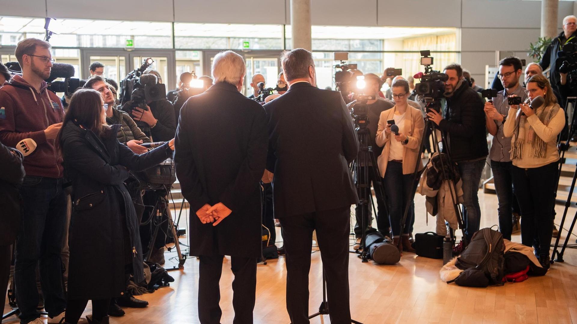 Claus Kaminsky (SPD), Oberbürgermeister von Hanau, und Volker Bouffier (CDU), Ministerpräsident von Hessen, sprechen anlässlich des Terrorakts in der Stadt zu den Journalisten.