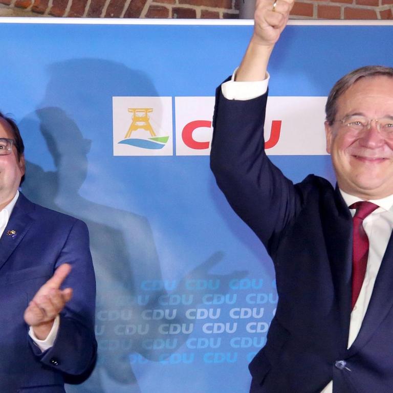 Der noch amtierende Essener CDU Oberbürgermeister Thomas Kufen (l) freut mit dem Ministerpräsidenten des Landes, Armin Laschet.