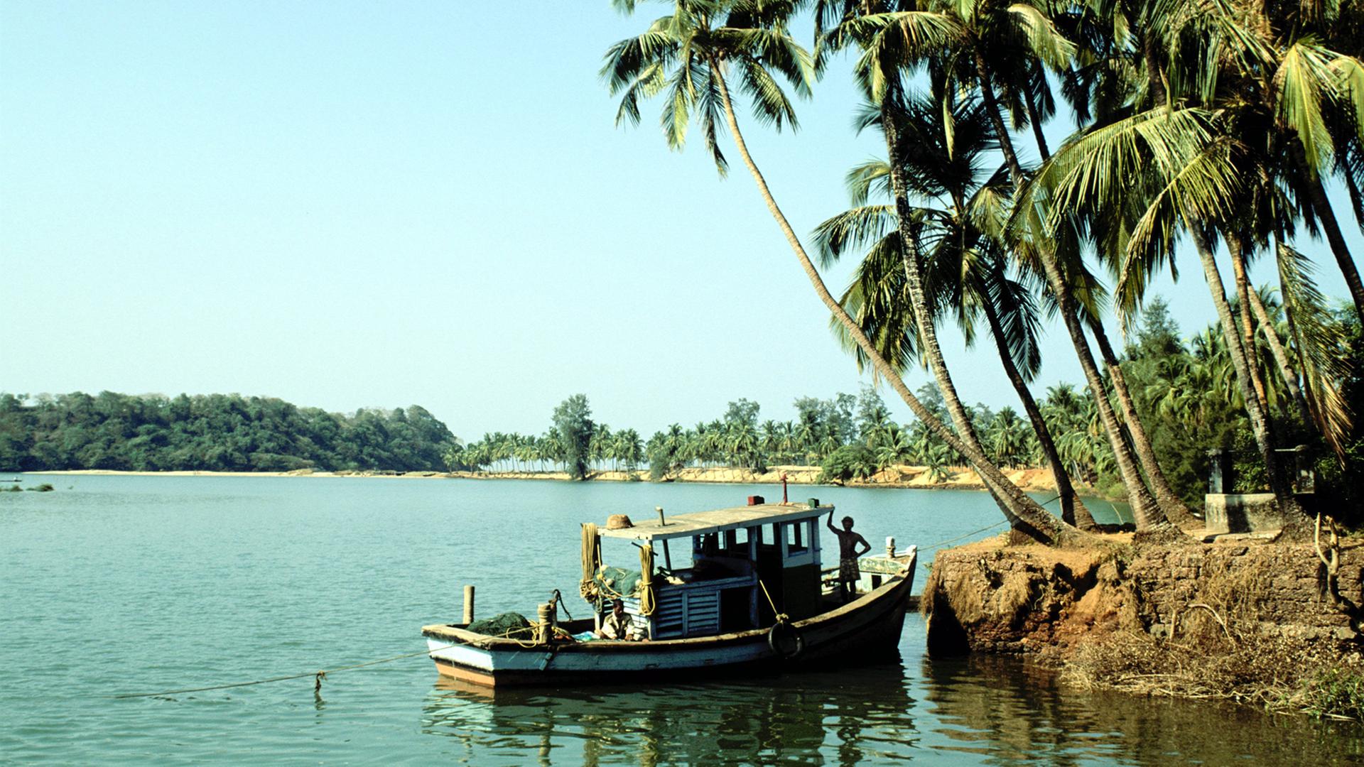 Angelegtes Boot bei Rajbagh in Goa