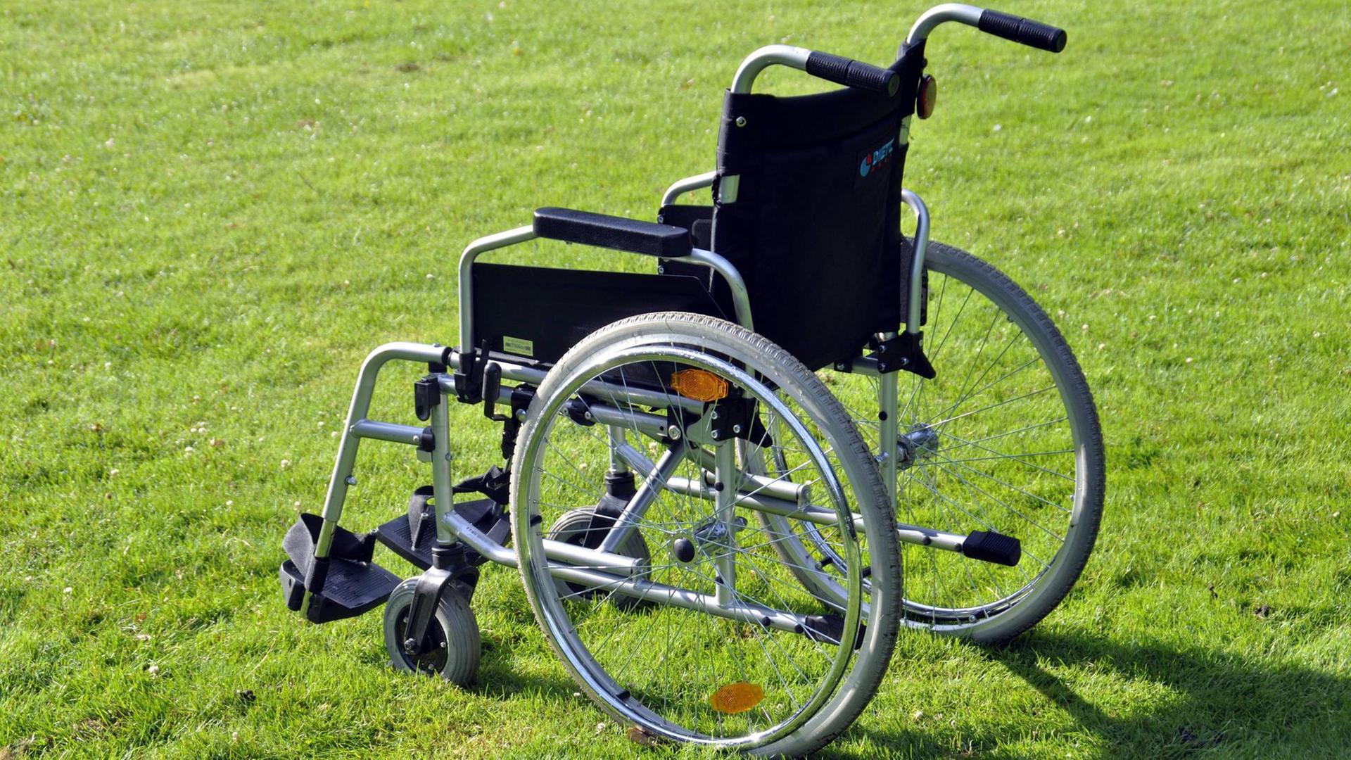 Ein Rollstuhl auf einer Wiese