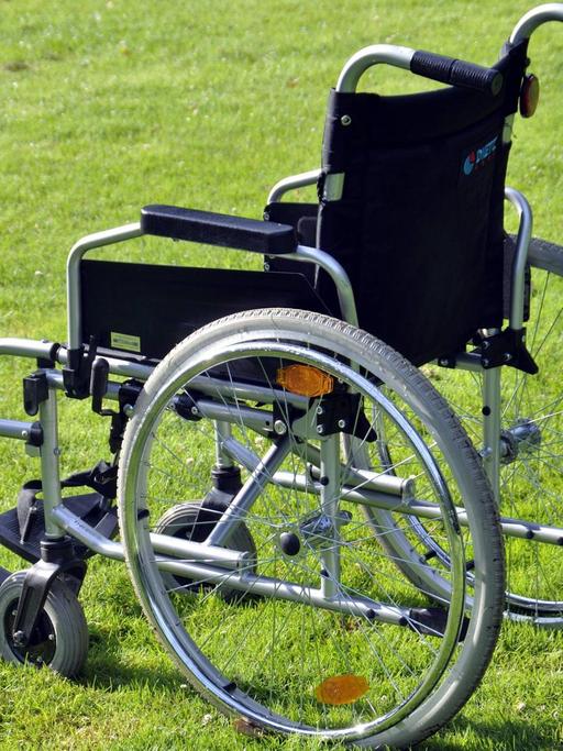 Ein Rollstuhl auf einer Wiese