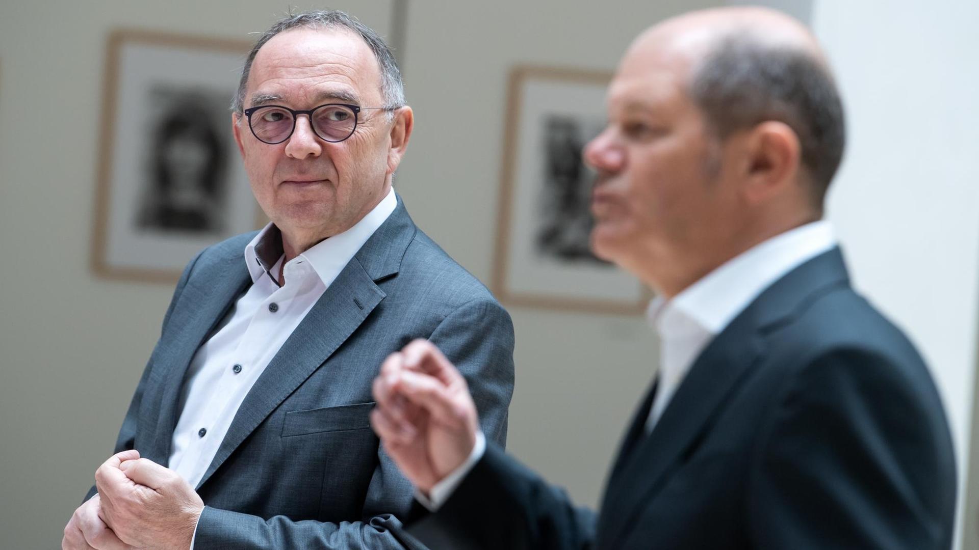 Norbert Walter-Borjans (l), Vorsitzender der SPD, und Olaf Scholz (SPD), Bundesfinanzminister, geben im Willy-Brandt-Haus eine Presskonferenz. Walter-Borjans schaut auf Olaf Scholz