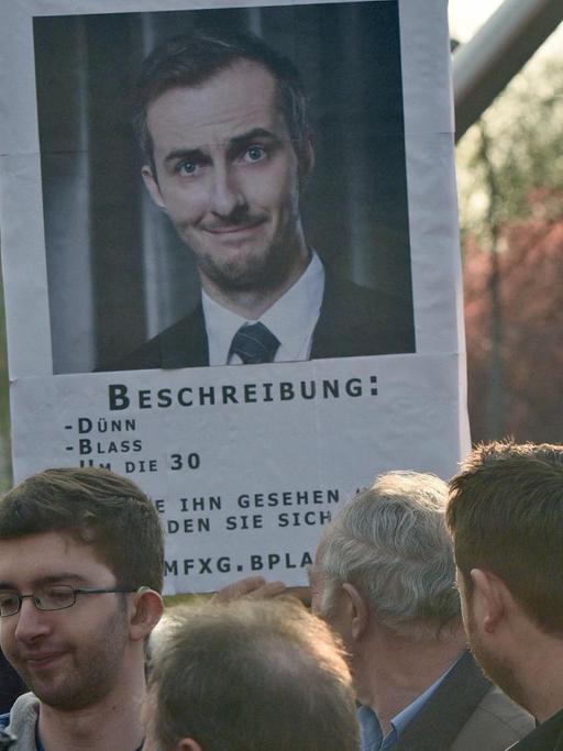 Ein Zuschauer hält in Marl (Nordrhein-Westfalen) vor der Verleihung der Grimmepreise eine Plakat mit der Aufschrift "Vermisst", das auf die Abwesenheit des Satirikers Jan Böhmermann hin weist.