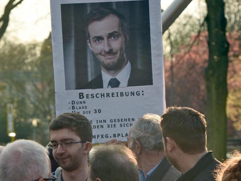 Ein Zuschauer hält in Marl (Nordrhein-Westfalen) vor der Verleihung der Grimmepreise eine Plakat mit der Aufschrift "Vermisst", das auf die Abwesenheit des Satirikers Jan Böhmermann hin weist.