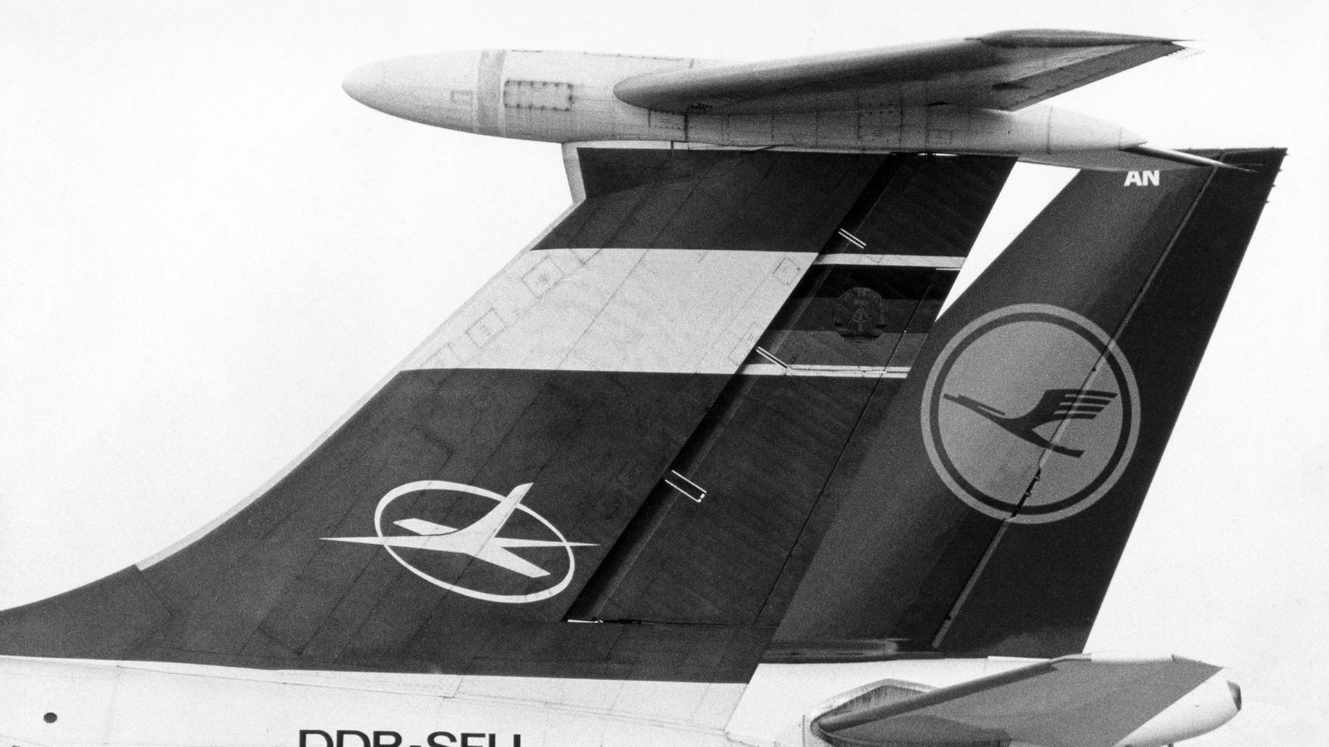 Koexistenz auf dem Leipziger Flughafen im März 1990: Vorn ein Flugzeug der DDR-Gesellschaft Interflug, dahinter ein Maschine der Lufthansa.